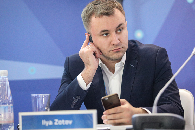 Илья Зотов предложил думать о работе такси не только в крупных городах, но и в регионах, а также муниципалитетах. Он считает, что им надо дать больше свободы, определив базовые моменты по тарифам, безопасности и ответственности