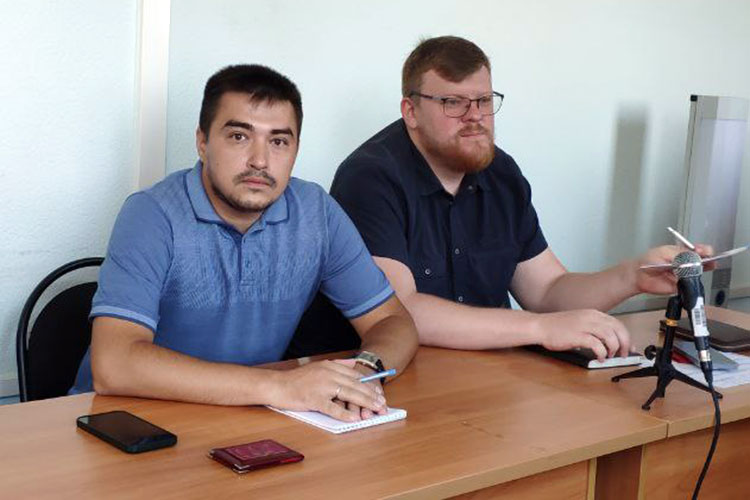 От камер журналистов Сунгатуллин не прятался, но прикрыл лицо медицинской маской. Защищают его сразу два известных казанских адвоката — Ильшат Гильманов (слева) и Андрей Белов (справа)