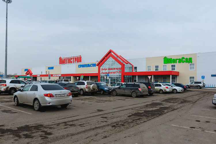 Еще один эпизод, полагает следствие и обвинение, был связан с гипермаркетом «Мегастрой» на Горьковском шоссе в Казани