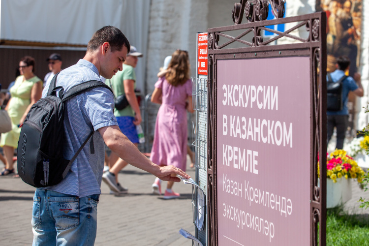 «На входах в Кремль — на Спасской и Тайницкой башнях — установлены счетчики. Они считают весь поток входящих, но мы понимаем, что территория Кремля — это не только туристы, но и люди, работающие здесь»