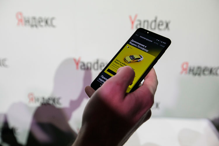 Для «Яндекса» повышающий коэффициент, который действует при высоком спросе, даже выгоден — не нужно доплачивать водителям за дешевые поездки, отмечает владелец одного из местных таксопарков Рафаэль Абелян