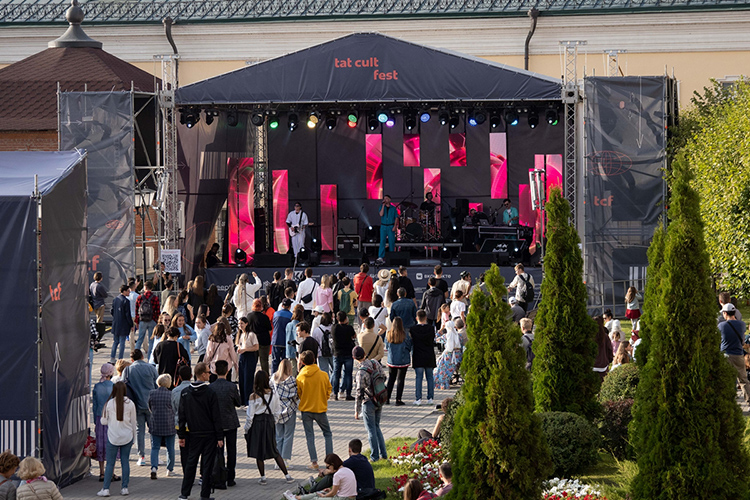 По итогам торгов,  проведение Tat Cult Fest в этом году  доверено московской компании «Сателлит». Теперь именно они отвечают за мероприятие, начиная с «написания программы и сценария фестиваля новой татарской культуры». И это при том, что до даты проведения мероприятия осталось меньше трех недель