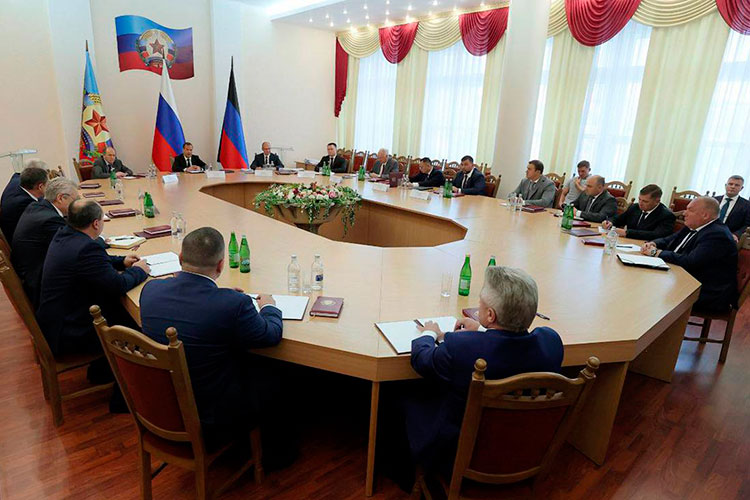 Важным событием стал приезд заместителя председателя Совета безопасности РФ Дмитрия Медведева в Луганск