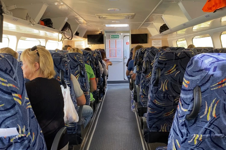 Салон нового «Валдая» напоминает экскурсионный автобус: кресла с высокими спинками в ярко-синих чехлах