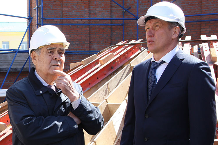 Строителем № 1 именно Татарстана, по нашей версии, становится гендиректор компании «Евростройхолдинг+» Владимир Казилов (справа)
