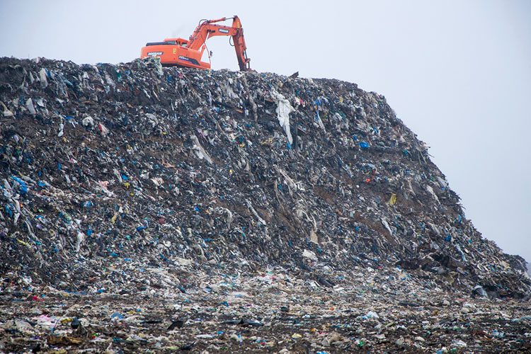 Татарстан продолжает тратить бесценную для будущих поколений землю на закапывание отходов. Например, в столице РТ мусорная инфраструктура с учетом санитарных зон уже раскинулась на площади 900 га