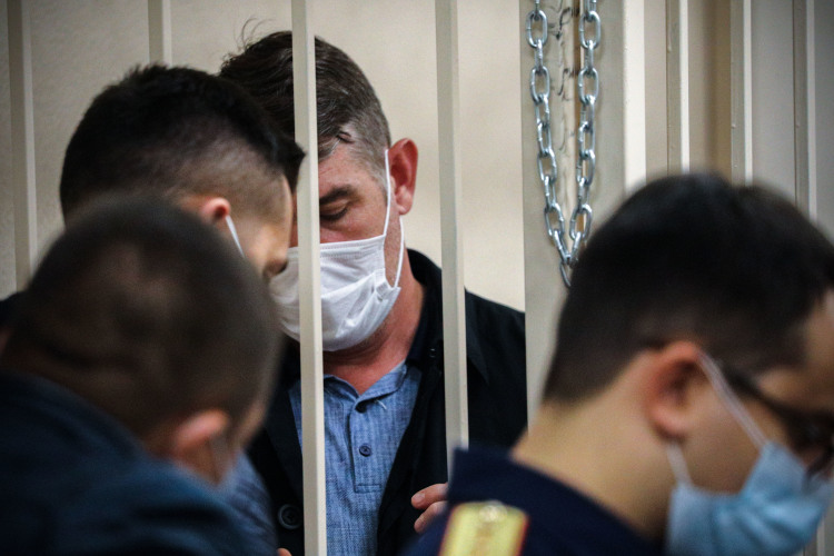 Во вторник в Верховный Суд РТ узким, почти семейным кругом, собралась сторона адвокатов Павла Лоханова, чтобы попытаться изменить предначертанную на ближайшие 9 лет судьбу обвиняемого