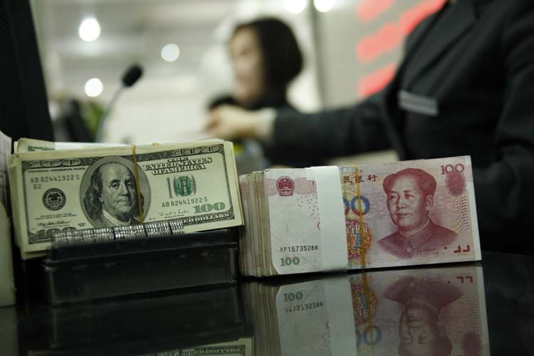 «Средняя норма ежедневной покупки юаней на Московской валютной бирже составляет 1,5 миллиона рублей. Для экономики это — в микроскоп не увидеть. Поэтому несмотря на политические недальновидные заявления о том, что юань — наше все, категорично так говорить нельзя»