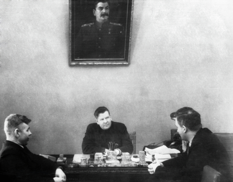В начале 1940-го Куусинен, собираясь стать главой ПВС Карело-Финской ССР, вызвал к себе Андропова (справа) и тот стал главой уже всей карело-финской комсомолии