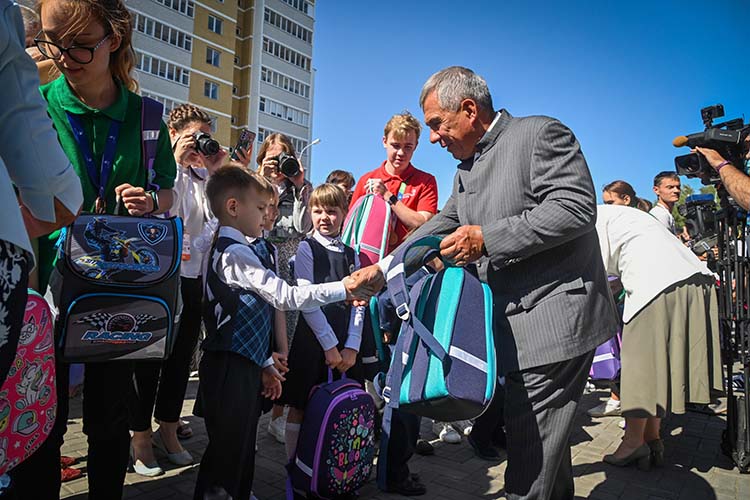 Рустам Минниханов присоединился к ежегодной акции «Помоги собраться в школу», он вручил портфели и школьные принадлежностей 20 будущим первоклассникам