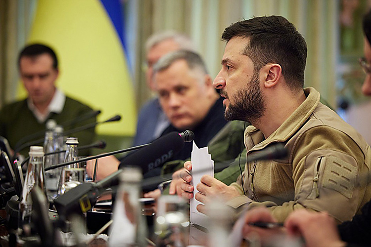 Президент Украины Владимир Зеленский на предложение переговоров ответил специфическим отказом, заявив: «Чтобы начались мирные переговоры, Россия должна сначала покинуть оккупированные территории»