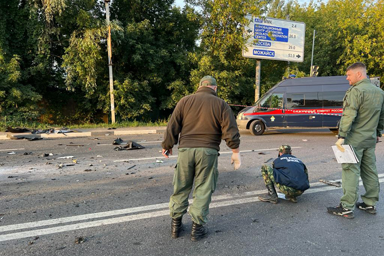 В промежуток между 21.25 и 21.35 джип Дугиной, следовавший по Можайскому шоссе, внезапно вспыхнул, как факел, съехал по инерции с дороги и врезался в ограждение