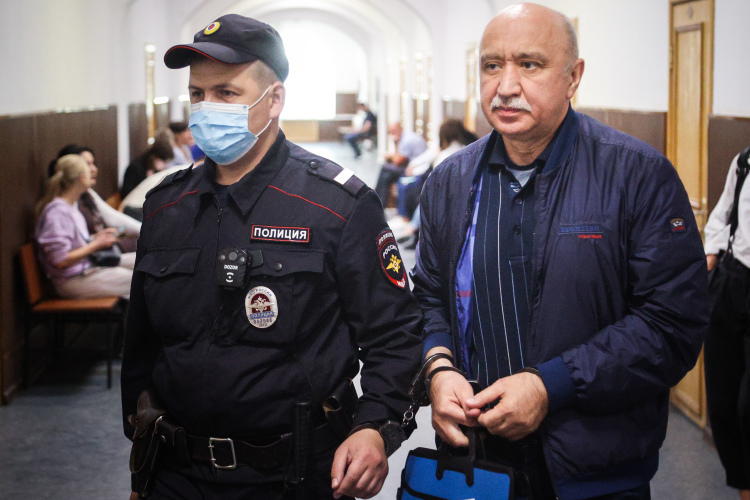 Предыдущего ректора КФУ Ильшата Гафурова отправили под стражу по уголовному делу. Он обвиняется по двум эпизодам, связанным с подстрекательством к убийству по найму