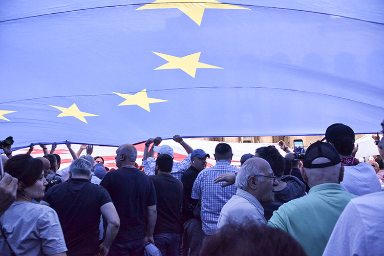«Попытка Украины встроиться в Европу связана с тем, что им кажется, будто больше ничего и делать не надо. Европа завалит деньгами, и будем жить так же, как европейцы»