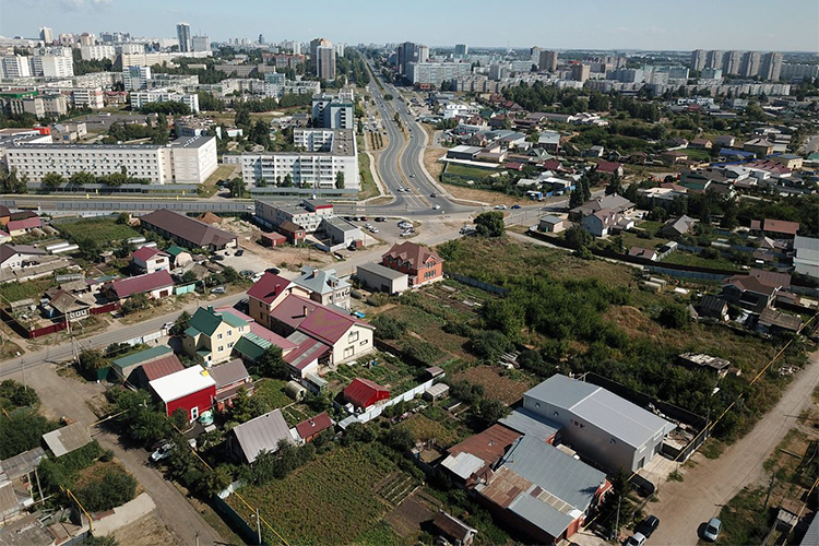 На сегодняшний день городом изъяты три жилых дома и 6 земельных участков, расположенных в Орловке на улице Земляков, а также 13 хозяйств дачников