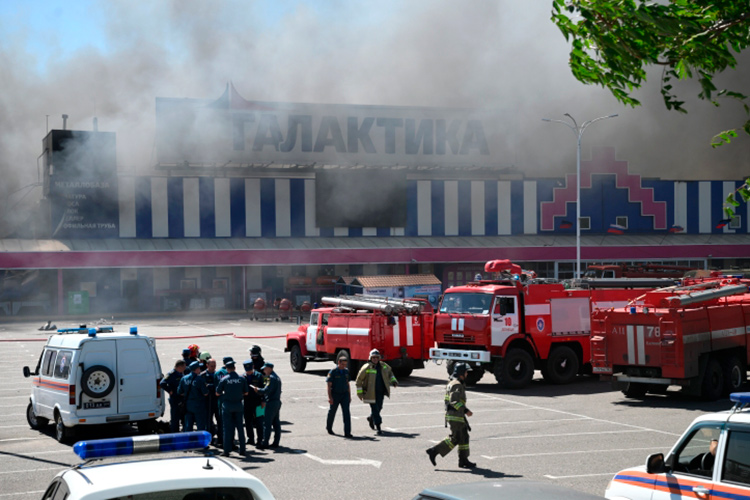 Сильный пожар начался после обстрела украинскими силовиками торгового центра «Галактика» в Донецке, в небо поднимаются клубы черного дыма
