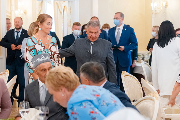 Ежегодно президент РТ Рустам Минниханов вместе со своей супругой перед Днем республики устраивают торжественный прием «Лучших семей Татарстана»