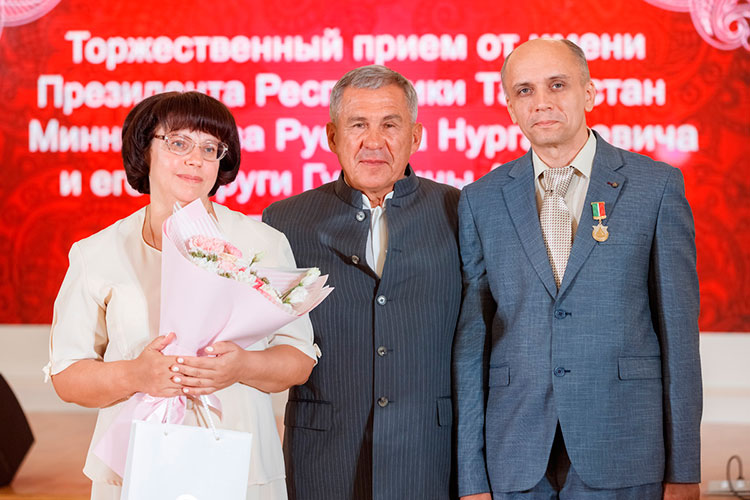 Галина Белоусова (слева): «Медаль, которую нам сегодня вручили „Родительская доблесть“ — очень высокая награда для нас»