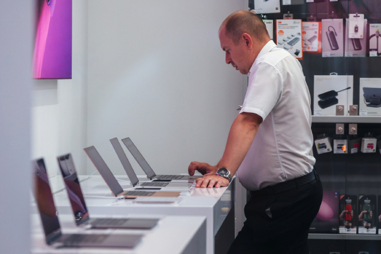 В июле продажи ноутбуков в России в штуках упали на 22% год к году