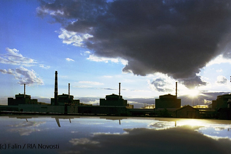 «Запорожская АЭС имеет срок начала эксплуатации — 1984 год. Имеет в наличии шесть энергоблоков с водоводяными энергетическими ректорами на тысячу мегаватт. Входит в состав четырех атомных электростанций Украины»
