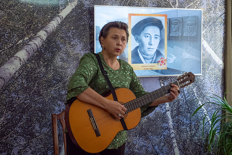 Продолжилась эта встреча памяти великого татарского поэта исполнением военных песен под гитару