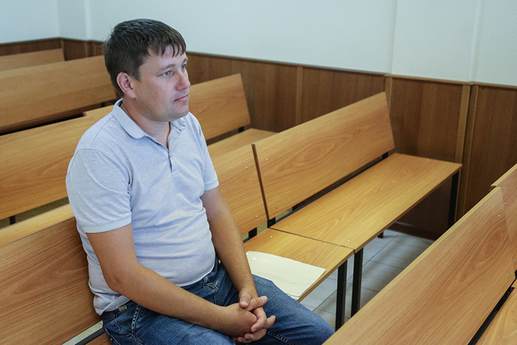 Гимадиев, единственный находящийся не в СИЗО, а под домашним арестом, приехал самостоятельно и сел в зале на скамью второго ряда, словно свидетель