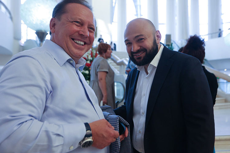 Светящийся от счастья депутат Госдумы Айдар Метшин (на фото с Русланом Гаджиевым) признался, что за год после переезда в столицу родной язык не забыл.