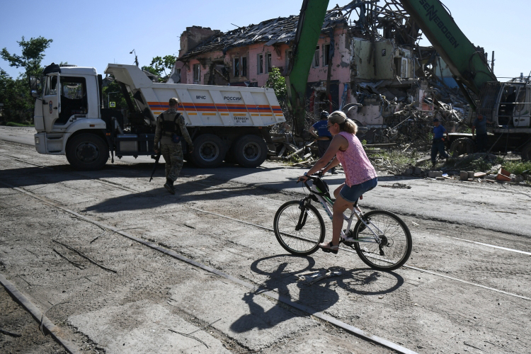 «Мариуполь очень быстро восстанавливают. Еще шли бои в «Азовстали», а уже убирали мусор, пытались наладить мирную жизнь»