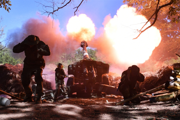 «Надо выйти минимум на границы Донецкой области. Пока останавливают объективные причины. В первую очередь — сопротивление врага. Во-вторых, враг по численности личного состава превосходит нас, у нас превосходство только в артиллерии»