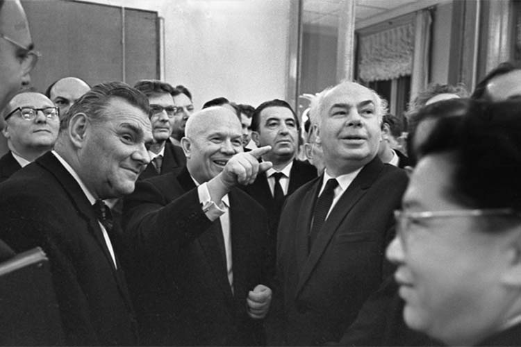 Никита Хрущев (в центре)