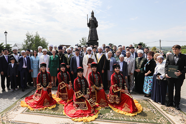 Заслуга Равиля Гайнутдина — открытие памятника царице Сююмбике в Касимове, который становится все меньше татарским городом