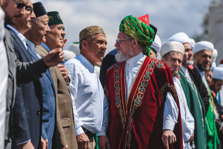 Политические события оттеснили празднование 1100-летие принятия ислама Волжской Булгарией, но стоит напомнить, что все началось в 1989 году с празднования 1100-летия, но по мусульманскому календарю, которое состоялось благодаря усилиям Талгата Таджуддина, ставшего символом ренессанса татарского ислама