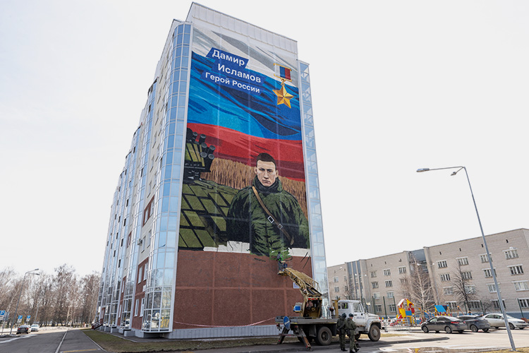 Огромный мурал в честь командира танка Героя России Дамира Исламова прогремел на всю страну