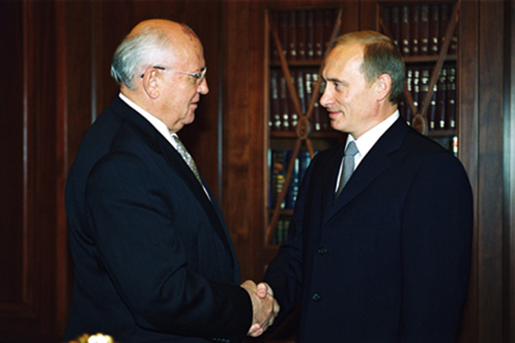 На заре своего президентства Владимир Путин довольно регулярно встречался с советским лидером, хотя уже в середине 2010-х Горбачев признавался в интервью, что не имеет никаких отношений с главой государства
