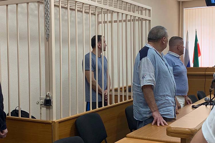 Адвокат Габбазова Владимир Гусев (справа) планирует  обжаловать решение суда