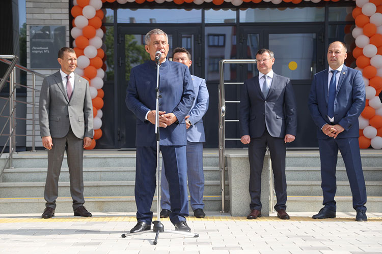 Рустам Минниханов: «Сегодня мы открыли две прекрасные школы, детский садик. Это говорит о том, что Нижнекамск будет привлекательным для работы и жизни»