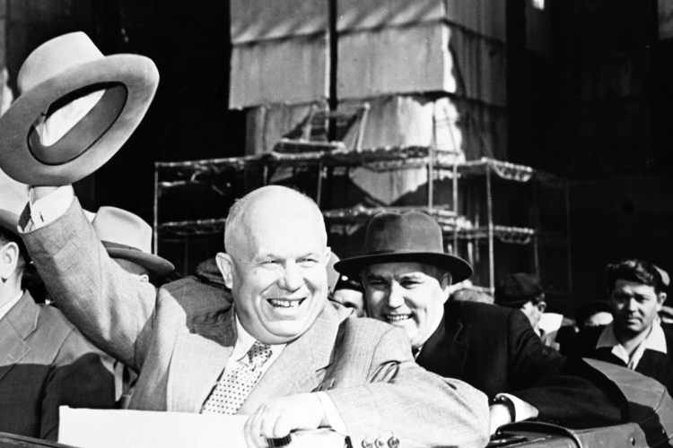 Первым зампредом Совмина СССР, курирующим международные связи, в 1958 году стал фаворит Хрущева Фрол Козлов (справа)