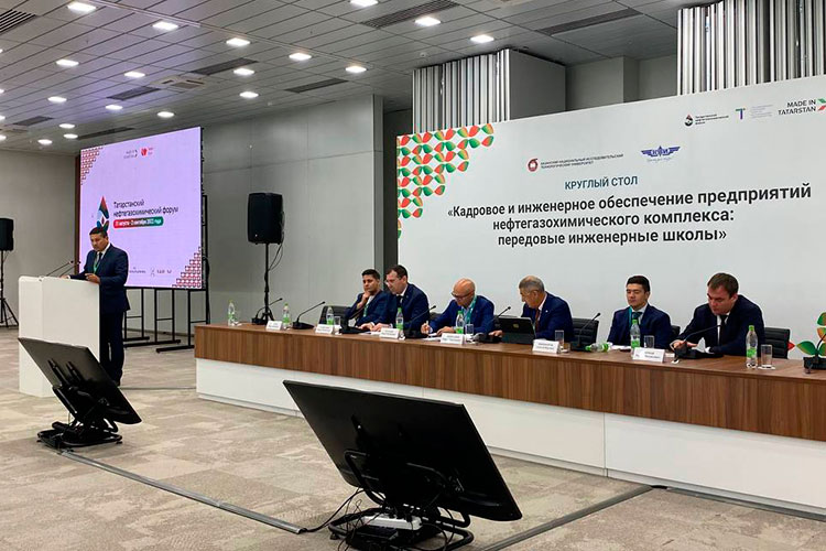 На татарстанском нефтегазохимическом форуме Рифкат Минниханов провел разбор полетов по проектам передовых инженерных школ