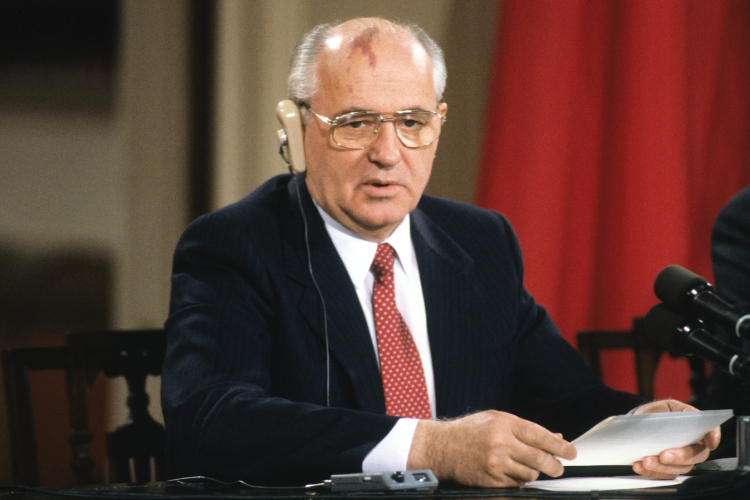 Курс Горбачева вёл к ослаблению и страны, и мировой системы социализма
