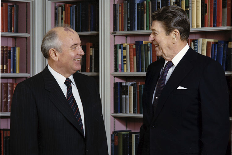 Обратим внимание на хронологию следующих событий. 21 октября 1980 года Горбачев стал членом Политбюро, а 4 ноября 1980 года (спустя две недели) Рональд Рейган стал президентом США