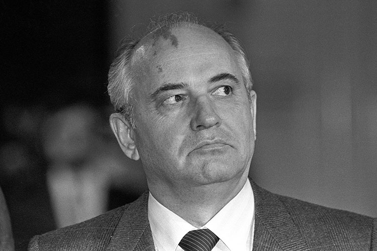 Горбачев мог, как Сальвадор Альенде, взять автомат и погибнуть. Но он прекрасно понимал, что если пойдет против сил на Западе, то не только его самого устранят, но и родственники огребут по полной программе