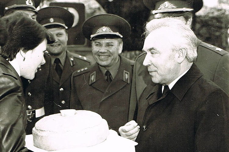 В 1976 году самым молодым членом Политбюро стал 53-летний Романов (справа) — 1-й секретарь Ленинградского обкома КПСС. Именно его Брежнев назвал своим будущим преемником на посту генсека