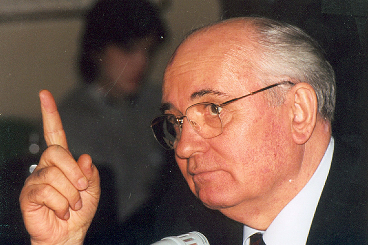 Горбачев с удовольствием купался в лучах славы миротворца за границей и в полном недоумении стоял в перекрестии прожекторов на сцене внутри страны, не зная, куда идти