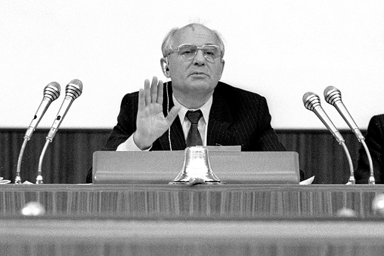 Фактически Горбачев заменил собой партию с ее руководящей и направляющей ролью. Вот только как руководить и куда направлять, он не знал