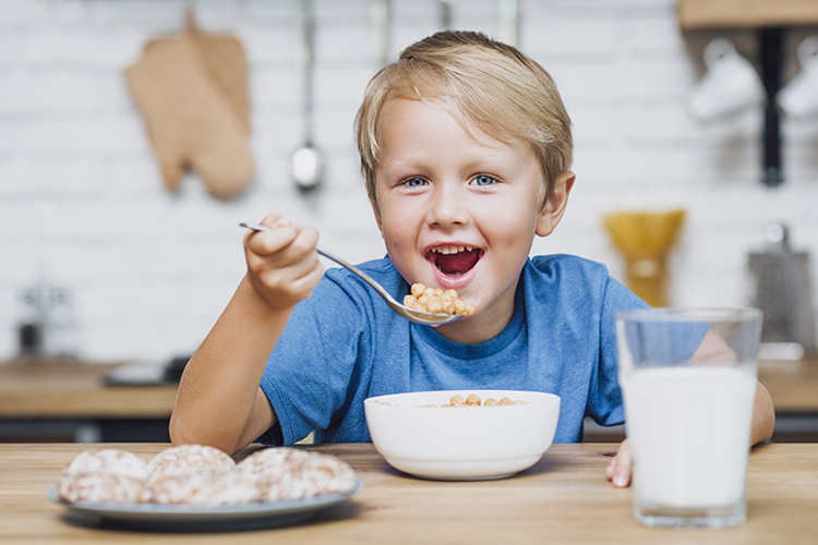 Жиры, белки, углеводы — все это ребенок должен получить на завтрак
