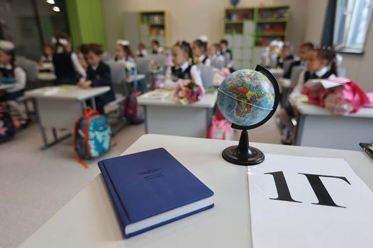В этом году число казанских школьников выросло до 165 тыс. человек, а количество первых классов в параллелях дошло до 15. В столице РТ дети учатся даже в первом «С» классе, открытом в школах микрорайона «Салават купере» и «Весна»