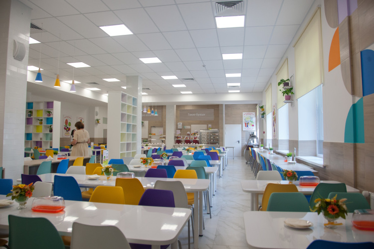 К новому учебному году в школах города обновили и 30 столовых, которые стали ресторанами