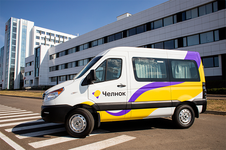 КАМАЗ запускает в Челнах новый сервис «Челнок». Возить будут микроавтобусы китайской марки JAC Sunray, раскрашенные в желто-фиолетовые цвета