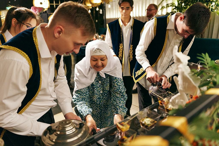 И какое гостеприимство без татарского чая? Из самовара его наливала бабушка, сама поднося их гостям