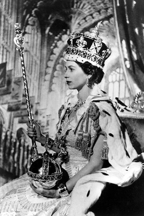 Королева Елизавета II в Вестминстерском аббатстве принесла коронационную клятву и теперь обязана служить своему народу и соблюдать законы Бога. 1953 год